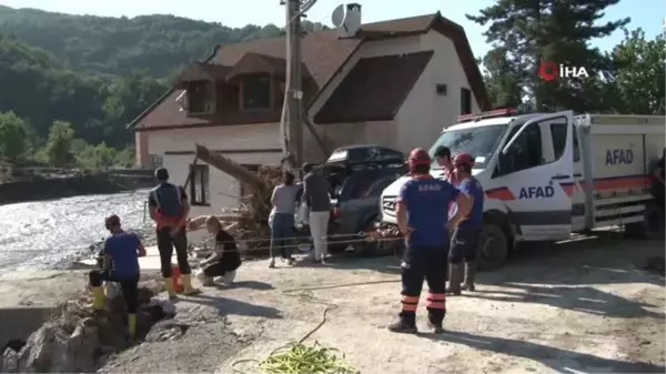 Bozkurt'ta yaralar sarılıyor... Gıda yardımları dere yatağına kurulan iplerle karşıya geçiriliyor