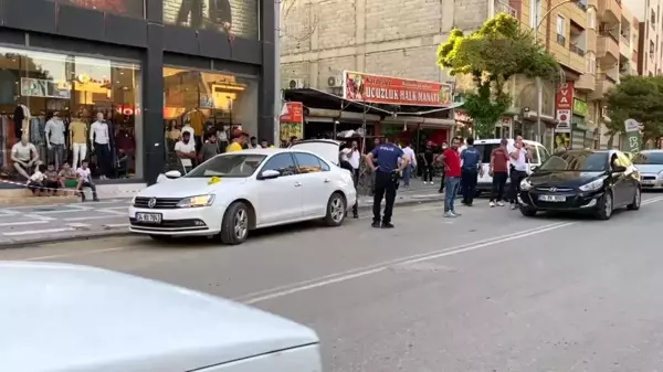 Şehrin işlek caddesinde arabanın önünü kestiler! Pusuda baba öldü, oğlu yaralandı