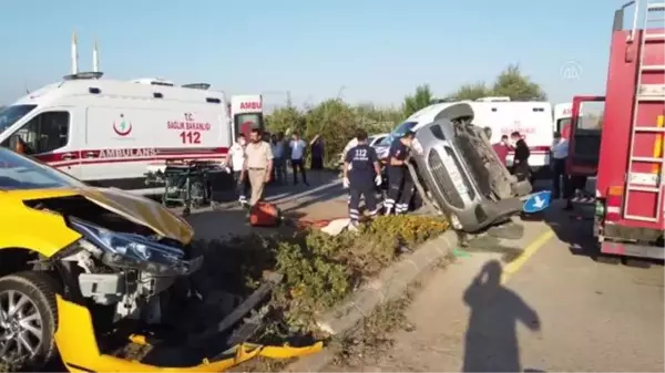 Taksiyle çarpışan otomobildeki 4 kişi yaralandı