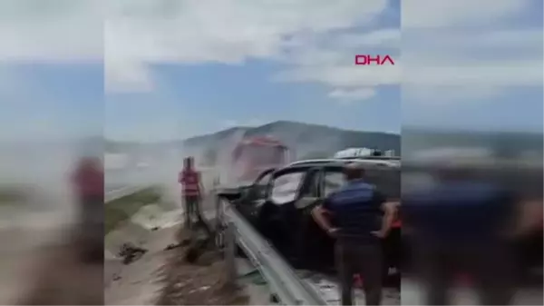 AMASYA'DA OTOMOBİL, KARŞI ŞERİTTE CİPLE ÇARPIŞTI 2 ÖLÜ, 5 YARALI