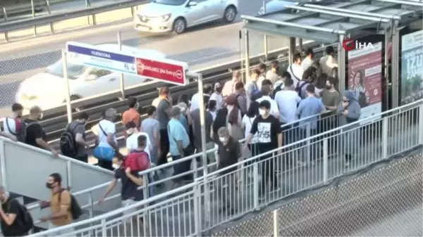 Metrobüs bozuldu, duraklarda yoğunluk oluştu