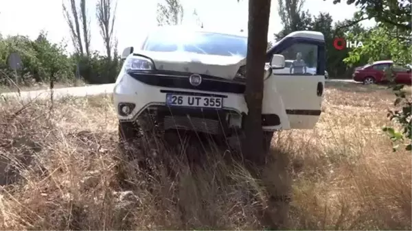 Yola kontrolsüz çıkan araca yapmamak için tarlaya girdi, ağaca çarparak durabildi