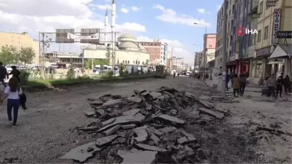 Yüksekova Cengiz Topel Caddesi yenileniyor