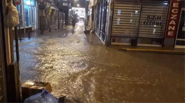 Kastamonu'da sağanak etkili oldu, cami ve iş yerlerini su bastı