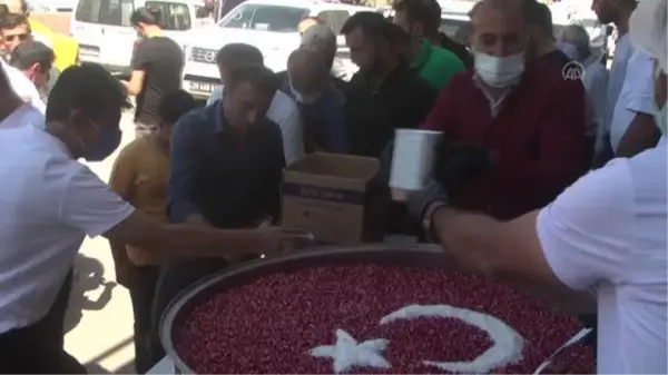 Yüksekova Kaymakamı Doğramacı, vatandaşlara aşure dağıttı