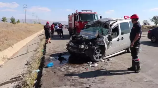 SANDIKLI'DA KAZA 2 YARALI