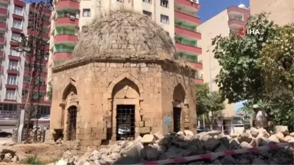 Artuklular döneminden kalan tarihi kümbetin restorasyonu sırasında 3 mezar bulundu