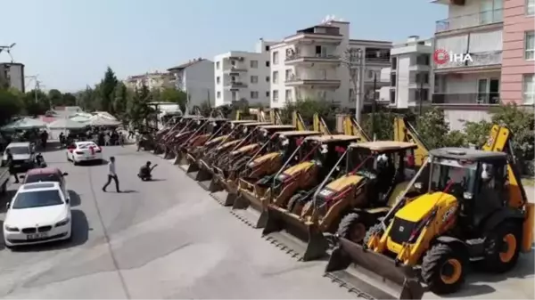 Manisalıları şaşırtan konvoy... Damat, gelini baba evinden 11 kepçeyle aldı