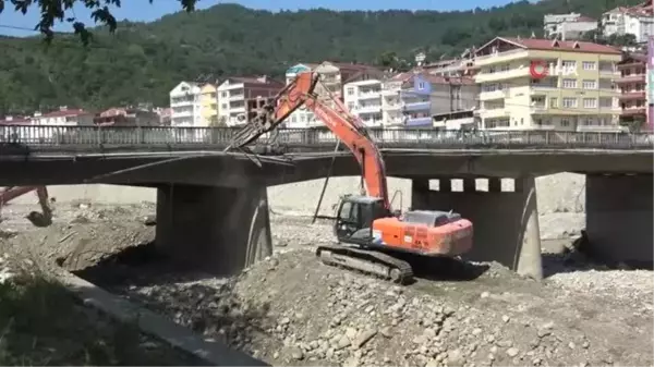 Son dakika haber... Selde hasar gören Ayancık Köprüsü'nün yıkımına başlandı