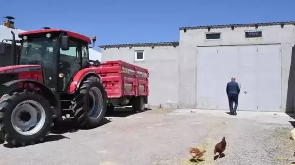 Sivaslı çiftçinin antikalarla donattığı garajı küçük bir müzeyi andırıyor (2)