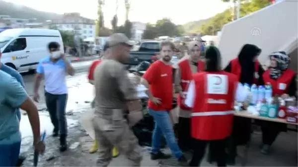 KASTAMONU - Bozkurt'taki sel sırasında vatandaşlar ayakta kalan akaryakıt istasyonuna sığındı