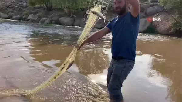 Murat Nehri'nde gün batımında balık avı