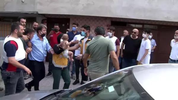 Maltepe'de bir şahıs 5 aylık bebeğini evde rehin aldı. Şahıs, özel harekat polisleri tarafından yapılan operasyon ile yakalanarak gözaltına alındı.