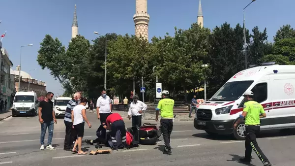 Edirne'de hafif ticari araçla çarpışan motosikleti kullanan kurye yaralandı