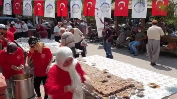 Kadirli Belediyesi cuma namazı çıkışı aşure dağıttı