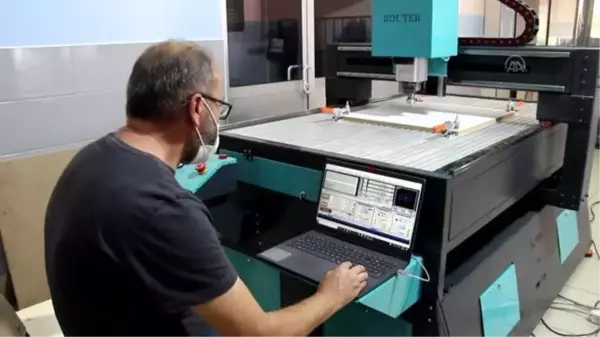 Meslek lisesi öğrencileri okullarında CNC makinesi üretti