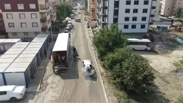 KASTAMONU - Isparta'dan sel felaketi yaşanan Bozkurt'a gelen ekip sokaklara gül suyu sıkıyor