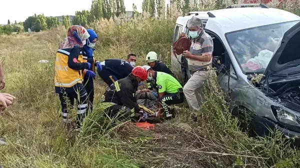 Kontrolden çıkan hafif ticari araç şarampole devrildi: 2 yaralı