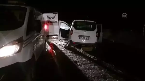 Son dakika: Otomobille hafif ticari araç çarpıştı: 1 ölü, 2 yaralı