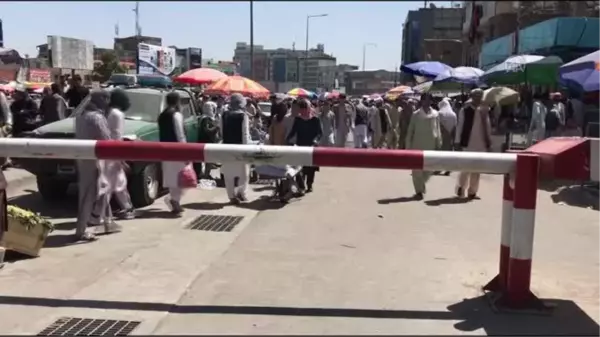 Yeniden açılan döviz bürolarına Afgan halkı yoğun ilgi gösterdi