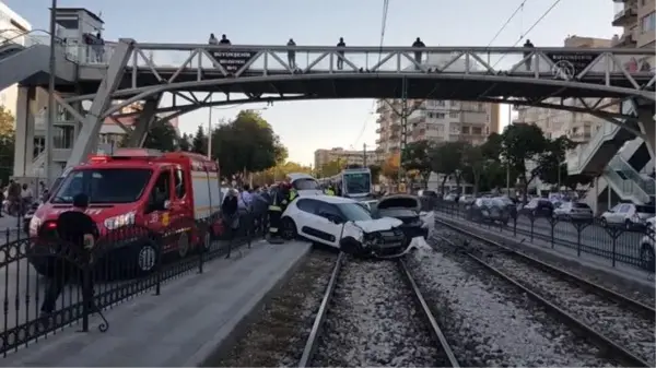 Çarpışan 2 otomobil tramvay yoluna girdi: 4 yaralı