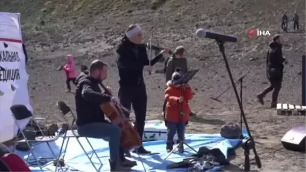 Rusya'da yanardağ eteklerinde mini konser keyfi