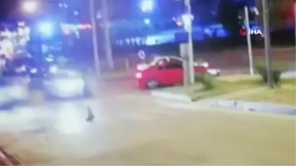 Son dakika haberi... Samsun'da otomobilin yayaya çarpıp fırlattığı feci kaza kamerada