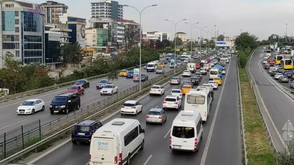 İstanbul'da sabah saatlerinde trafik yoğunluğu yaşanıyor