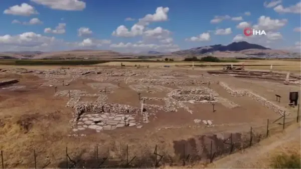 Çayönü Höyüğünde sandık tipi mezar çıktı