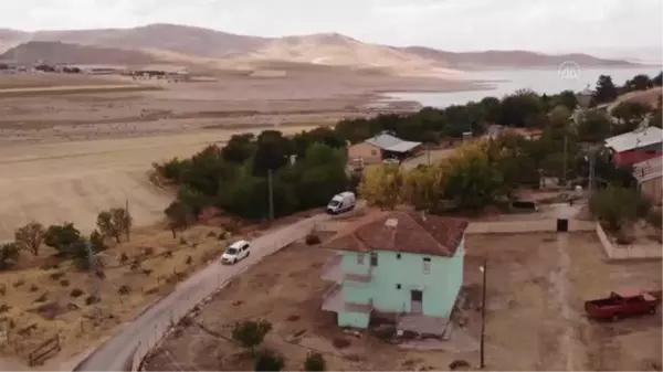 Anonsla çağırdıkları köy halkını taziyeevinde aşılıyorlar