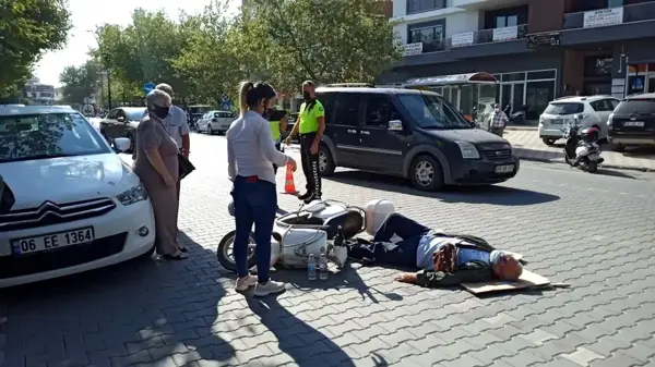 Elektrikli bisiklet, park halindeki otomobilin kapısına çarptı: 1 yaralı