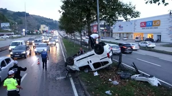 Hafif ticari araç takla attı: 4 yaralı