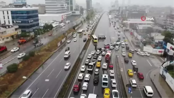 Son dakika haberi... İETT otobüsünün kamyona çarptığı kaza nedeniyle trafiğin durduğu E-5 karayolu havadan görüntülendiMaltepe E-5'te İETT otobüsü kamyona çarptı: 1 yolcu...