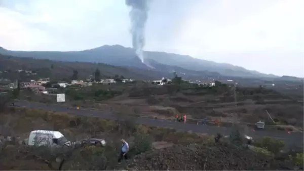 Kanarya Adaları'nda Cumbre Vieja yanardağından çıkan lavlar denize yaklaştı