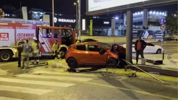 İSTANBUL - Zeytinburnu'nda reklam panosuna çarpan otomobilde bulunan 2 kişi yaralandı