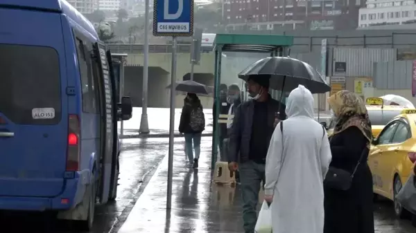 İstanbul'da yağmur yağdı, vatandaş yoğunlaşan trafikten dert yandı