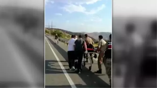 Son dakika haber... Trafik kazasında kolu kopan sürücüsü, yola inen helikopter ambulansla hastaneye götürüldü