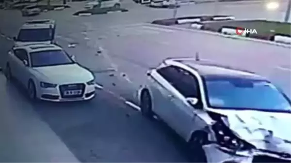 Son dakika! Polis ekip aracıyla otomobilin çarpıştığı kaza kamerada: 2'si polis 3 yaralı