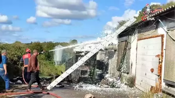 Binlerce tavuğu telef olmaktan itfaiye ekipleri kurtardı