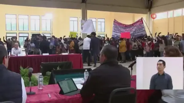 Meksika'da protestocular, Devlet Başkanı Obrador'un toplantısını bastı