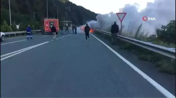 Artvin'de seyir halindeki araç alev aldı