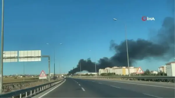 Şantiye yangınında konteynerler alev alev yanarak küle döndü