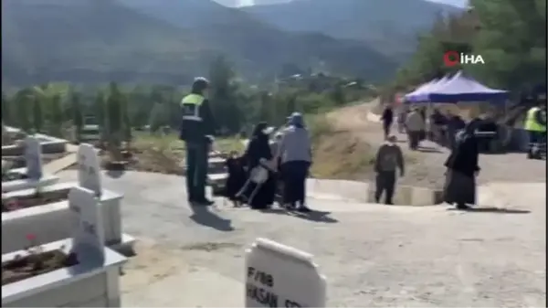 Maden sahasında kalan mezarlar, dualar eşliğinde başka bir alana taşındı