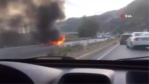 Söke'deki üç aracın karıştığı kazada, bir otomobil alevlere teslim oldu