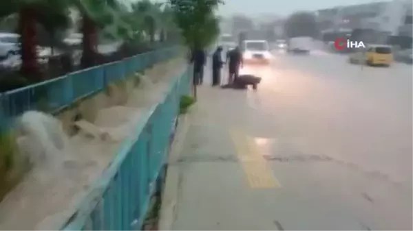 İzmir'i sağanak vurdu: Cadde ve sokaklar göle döndü