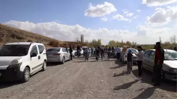 Çubuk'ta öğrenci ve aileleri meyve ormanı oluşturmak için fidan dikti