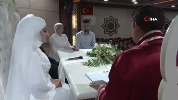 Aynı gün evlenen iki arkadaş birbirlerinin şahidi oldu