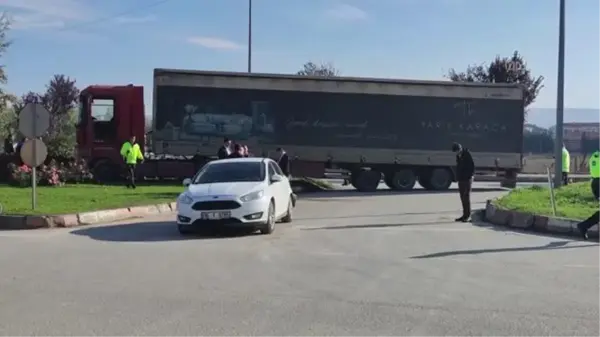 Tır ile çarpışan otomobildeki belediye başkan yardımcısı ile belediye personeli yaralandı