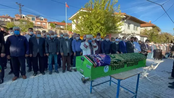 Burdur'da 3 aracın karıştığı kazada ölen 5 kişi defnedildi