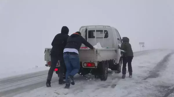 Sahara Geçidi'nde kar ve tipi